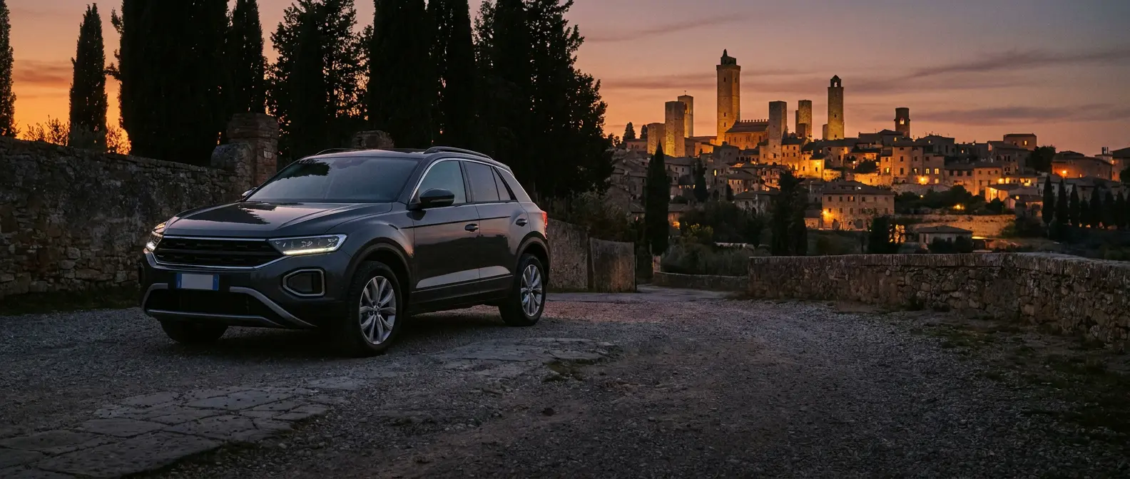 SUV davanti a un borgo storico della Toscana